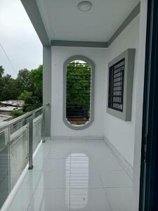 een lege kamer met een raam dat uitkomt op een balkon bij Tranon'i Maria in Toamasina +4 foto's