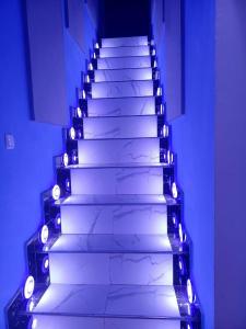 een trap met verlichting aan de zijkant bij Tranon'i Maria in Toamasina