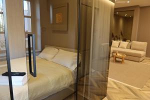 Postel nebo postele na pokoji v ubytování Heritage Stone and Style Villa with Private Parking and Jacuzzi