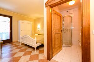 een slaapkamer met een bed en een douche en een badkamer bij Albergo Locanda Mezzosoldo in Mortaso +35 foto's