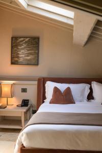 a bedroom with a bed and a table with a lamp at La Collina dei Ciliegi in Grezzana +34 photos