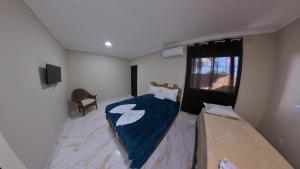 a small bedroom with a bed and a window at Pousada Encanto Dos Colibris in Martins