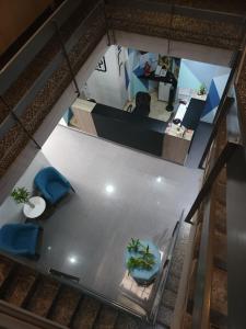 een bovenaanzicht van een kamer met een tafel en stoelen bij HOTEL Regency Plaza in Pisco