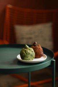 een bord met twee ballen eten op een tafel bij Aayu Seckchuan - 3 mins walk to Love Lane in George Town +26 foto's