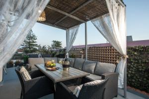 een terras met een tafel en stoelen op een balkon bij San Francisco maisonette in Rhodos-stad