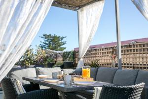 een tafel en stoelen op een patio bij San Francisco maisonette in Rhodos-stad