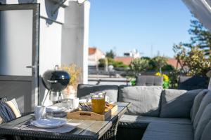 een salontafel op een patio met een bank bij San Francisco maisonette in Rhodos-stad +42 foto's