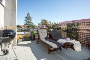een patio met 2 stoelen en een grill op een balkon bij San Francisco maisonette in Rhodos-stad