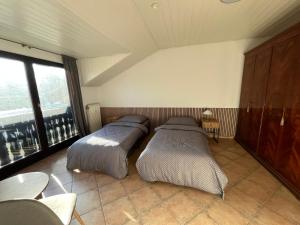 two beds in a room with a window at Ferienwohnung mit Garten am Venekotensee in Niederkrüchten