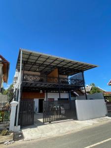 een gebouw met een balkon aan de zijkant bij Casa Primera in Luang Prabang