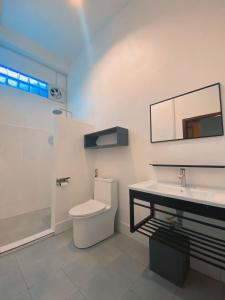een badkamer met toilet en wastafel bij Casa Primera in Luang Prabang