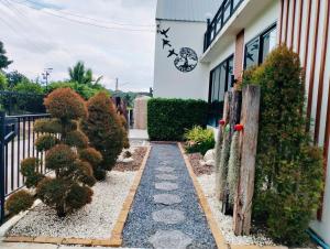 een tuin met vetplanten en een huis bij THE HOLM At Khaoyai in Pak Chong