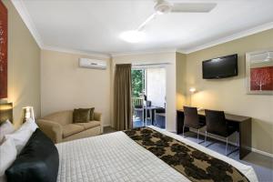 Μια τηλεόραση ή/και κέντρο ψυχαγωγίας στο Best Western Kimba Lodge