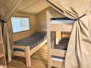 ÅrsHimmerland camping & Feriecenter的小屋内设有一间带两张双层床的卧室 更多34张照片