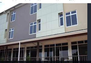 een groot gebouw met ramen ervoor bij Icon Hotel in Kampala