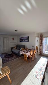 een woonkamer met een tafel en een bank bij Trilocale centro Cervinia in Breuil-Cervinia