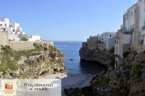 een uitzicht op een strand met gebouwen en de oceaan bij Casa Puglia Antica in Castellana Grotte