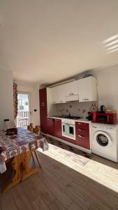 een woonkamer met een tafel en een keuken bij Trilocale centro Cervinia in Breuil-Cervinia