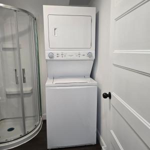 een witte wasmachine en droger in de badkamer bij Ici Chez Vous in Trois-Rivières