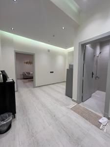 een lege kamer met witte muren en een badkamer bij SUKN Qiddiya- Al Muzahimiyah in Riyad +2 foto's