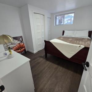 een kleine slaapkamer met een bed en een raam bij Ici Chez Vous in Trois-Rivières