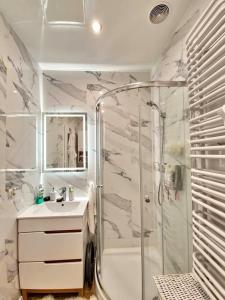 un bagno con doccia e lavandino di Apartament BLISKO SZLAKU a Boguszów-Gorce Altre 5 foto