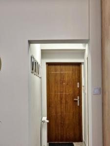 un corridoio con porta in legno in una stanza di Apartament BLISKO SZLAKU a Boguszów-Gorce