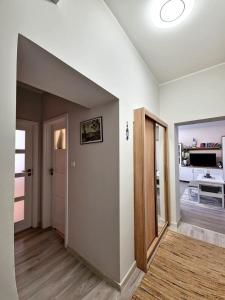 una camera con corridoio, porta e soggiorno di Apartament BLISKO SZLAKU a Boguszów-Gorce