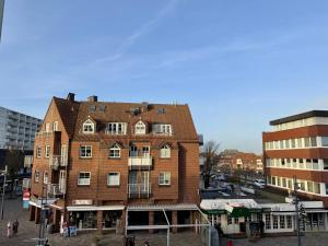 ein großes Backsteingebäude mitten in einer Stadt in der Unterkunft Boje in Westerland + 10 Fotos