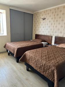 una camera d'albergo con due letti e una finestra di Hotel Capri a Iquique