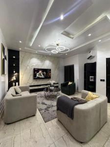 Posezení v ubytování Urban Retreat Luxury Shortlet Apartment Lekki ajah Lagos with pool and gym + 14 fotografií