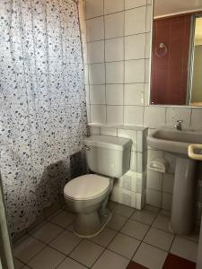 un bagno con un water e un lavandino di Hotel Capri a Iquique