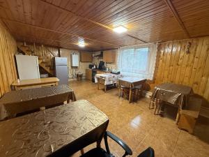 een kamer met een keuken en een eetkamer bij Sadyba Zavitaiko in Jaremtsje