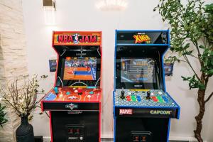 twee arcadespellen naast elkaar bij Creekside Family Dreamland - Play, Firepit, Arcade in Pocono Summit