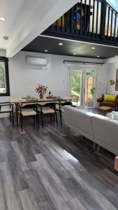 een woonkamer met houten vloer in een huis bij Creekside Family Dreamland - Play, Firepit, Arcade in Pocono Summit +90 foto's