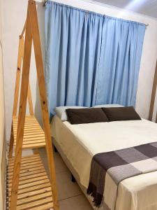 een slaapkamer met een bed en een ladder naast een raam bij Casa Pousada Norte da Ilha in Florianópolis
