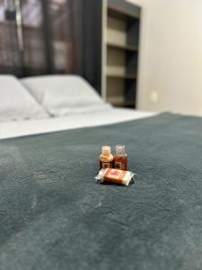 twee flessen honing op een tafel bij Casa Pousada Norte da Ilha in Florianópolis