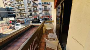 un balcone con sedie e vista su un edificio di Quad Room 2636 a San Pawl il-Baħar