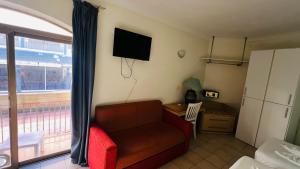 un soggiorno con divano e TV a parete di Quad Room 2636 a San Pawl il-Baħar