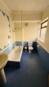 un bagno con vasca, WC e lavandino di Quad Room 2636 a San Pawl il-Baħar