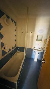 un bagno con vasca e lavandino di Quad Room 2636 a San Pawl il-Baħar Altre 9 foto