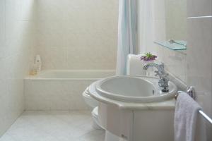 un bagno con lavandino, WC e vasca di Cantinho da Celeste a Paramos Altre 2 foto