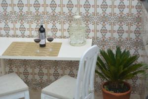 un tavolo con due bicchieri di vino e una pianta di Cantinho da Celeste a Paramos