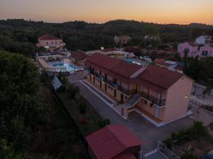 een luchtfoto van een huis met een zwembad bij Saint Peter Bay Aparthotel in Kavos