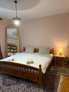 a bedroom with a large bed with hats on it at Apartman 23 in Kraljevo