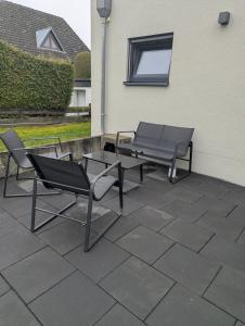 En terrasse eller udendørsområde på Ruhige Einliegerwohnung - 2 Bedrooms - 3 Beds - Terrace