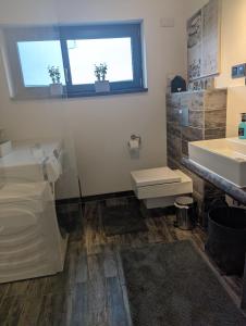 Et badeværelse på Ruhige Einliegerwohnung - 2 Bedrooms - 3 Beds - Terrace + 22 billeder