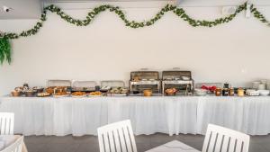 een tafel met daarop een buffet met eten bij Saint Peter Bay Aparthotel in Kavos