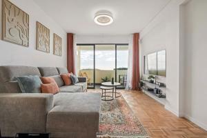 een woonkamer met een bank en een tafel bij View in Bicas