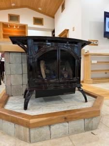 een zwarte open haard in een kamer met een aanrecht bij Lake Rd E- Geneva in Saybrook-on-the-lake +8 foto's